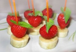 Фруктовое канапе с клубникой - шаг 2