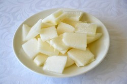 Фруктовый салат с майонезом и чесноком - шаг 2 Фруктовый салат с майонезом и чесноком - шаг 2