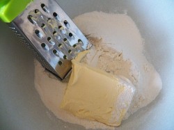 Гата и трубочки из слоеного теста - шаг 3