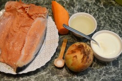 Горбуша тушеная с луком и морковью - шаг 1