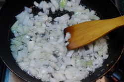 Горбуша тушеная с луком и морковью - шаг 3