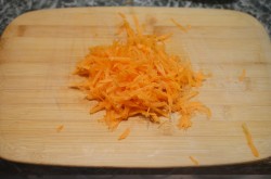 Горбуша тушеная с луком и морковью - шаг 4