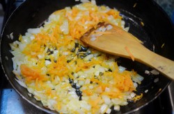 Горбуша тушеная с луком и морковью - шаг 5