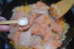 Горбуша тушеная с луком и морковью - шаг 8