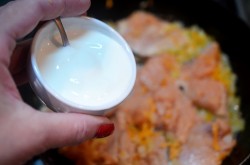 Горбуша тушеная с луком и морковью - шаг 9