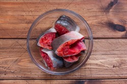 Горбуша в сметане в духовке запеченная - шаг 2