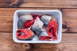 Горбуша в сметане в духовке запеченная - шаг 3