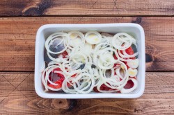 Горбуша в сметане в духовке запеченная - шаг 4