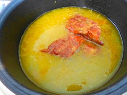 Гороховый суп с копчеными ребрышками в мультиварке - шаг 7 Гороховый суп с копчеными ребрышками в мультиварке - шаг 7