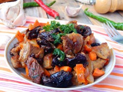 Говядина с черносливом в духовке - шаг 10