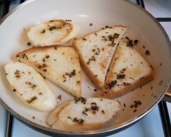 Гренки из белого хлеба на сковороде - шаг 4 Гренки из белого хлеба на сковороде - шаг 4