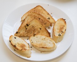 Гренки из белого хлеба на сковороде - шаг 5 Гренки из белого хлеба на сковороде - шаг 5