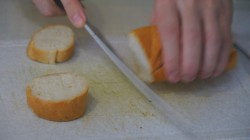 Гренки с сыром и тёртой колбасой - шаг 2 Гренки с сыром и тёртой колбасой - шаг 2