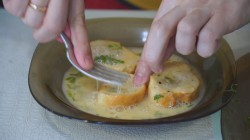 Гренки с сыром и тёртой колбасой - шаг 4 Гренки с сыром и тёртой колбасой - шаг 4