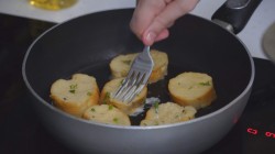 Гренки с сыром и тёртой колбасой - шаг 5 Гренки с сыром и тёртой колбасой - шаг 5