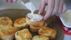 Гренки с сыром и тёртой колбасой - шаг 7 Гренки с сыром и тёртой колбасой - шаг 7