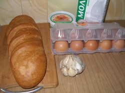 Гренки в яйце и с яйцом - шаг 1 Гренки в яйце и с яйцом - шаг 1