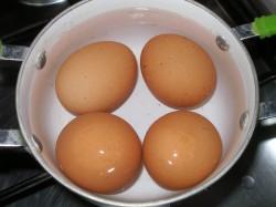 Гренки в яйце и с яйцом - шаг 2 Гренки в яйце и с яйцом - шаг 2