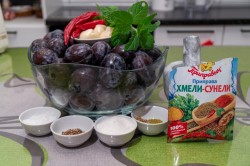 Грузинский соус Ткемали из слив с чесноком и специям на зиму - шаг 1 Грузинский соус Ткемали из слив с чесноком и специям на зиму - шаг 1