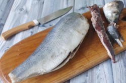 Жареная селедка на сковороде - шаг 1 Жареная селедка на сковороде - шаг 1