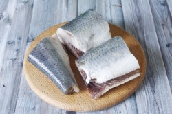 Жареная селедка на сковороде - шаг 2 Жареная селедка на сковороде - шаг 2