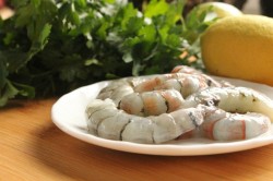 Жареные королевские креветки на сковороде - шаг 2 Жареные королевские креветки на сковороде - шаг 2