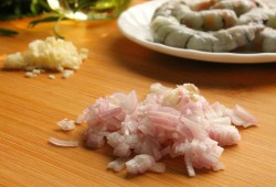 Жареные королевские креветки на сковороде - шаг 4 Жареные королевские креветки на сковороде - шаг 4