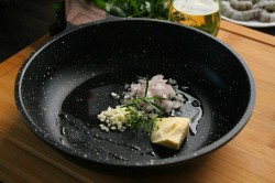 Жареные королевские креветки на сковороде - шаг 5 Жареные королевские креветки на сковороде - шаг 5