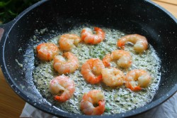 Жареные королевские креветки на сковороде - шаг 8 Жареные королевские креветки на сковороде - шаг 8