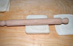 Жареные рулеты из хлеба и ветчины - шаг 1