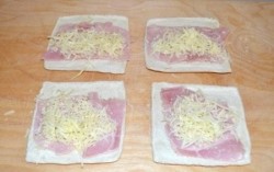 Жареные рулеты из хлеба и ветчины - шаг 2