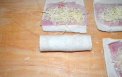 Жареные рулеты из хлеба и ветчины - шаг 3