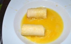 Жареные рулеты из хлеба и ветчины - шаг 6