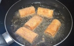 Жареные рулеты из хлеба и ветчины - шаг 8