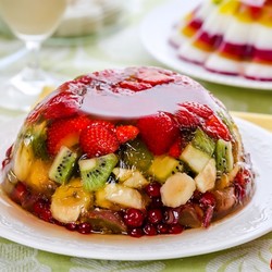 Желе из шампанского с фруктами и ягодами