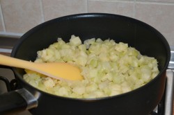 Кабачки жареные с томатной пастой - шаг 2 Кабачки жареные с томатной пастой - шаг 2