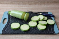 Кабачки кружочками на сковороде - шаг 2 Кабачки кружочками на сковороде - шаг 2