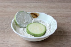 Кабачки кружочками на сковороде - шаг 4 Кабачки кружочками на сковороде - шаг 4