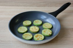 Кабачки кружочками на сковороде - шаг 5 Кабачки кружочками на сковороде - шаг 5