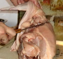 Как снять кожу с курицы для фарширования - шаг 11