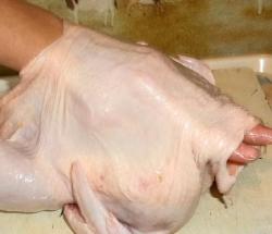 Как снять кожу с курицы для фарширования - шаг 4