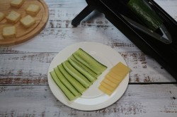 Канапе с колбасой и сыром на шпажках - шаг 2 Канапе с колбасой и сыром на шпажках - шаг 2