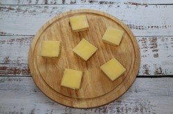 Канапе с колбасой и сыром на шпажках - шаг 3 Канапе с колбасой и сыром на шпажках - шаг 3