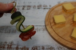 Канапе с колбасой и сыром на шпажках - шаг 4 Канапе с колбасой и сыром на шпажках - шаг 4