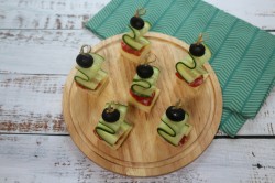 Канапе с колбасой и сыром на шпажках - шаг 5 Канапе с колбасой и сыром на шпажках - шаг 5