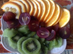 Канапе с виноградом, киви, апельсином и сыром - шаг 2