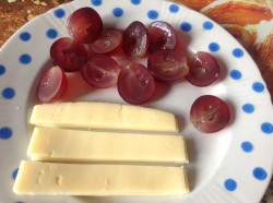 Канапе с виноградом, киви, апельсином и сыром - шаг 3