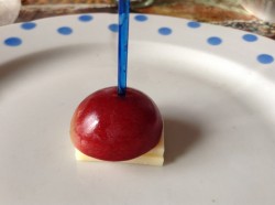 Канапе с виноградом, киви, апельсином и сыром - шаг 5