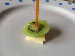 Канапе с виноградом, киви, апельсином и сыром - шаг 6