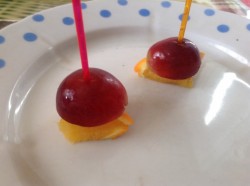 Канапе с виноградом, киви, апельсином и сыром - шаг 7